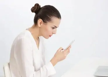 VOCÊ SABE QUAL É A POSTURA CORRETA PARA USAR O CELULAR?